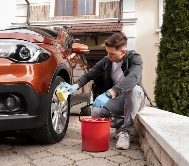 Lavage auto à domicile Parnay : professionnel intervenant sur un véhicule